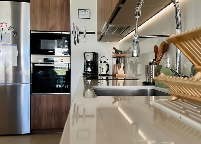 Apartamento Stunning Coastal Retreat Between Mountain And Sea!