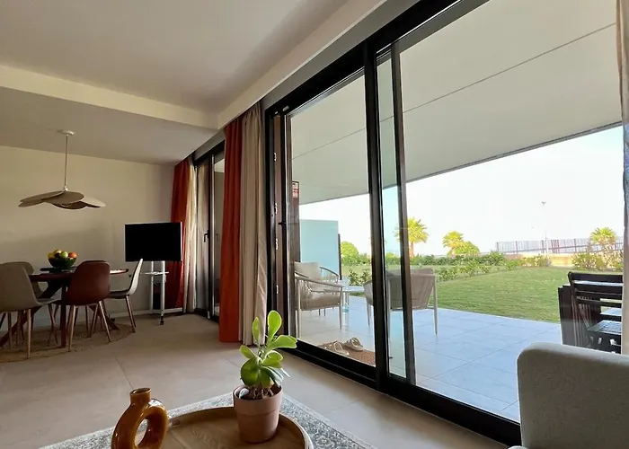 Lägenhet Stunning Coastal Retreat Between Mountain And Sea!